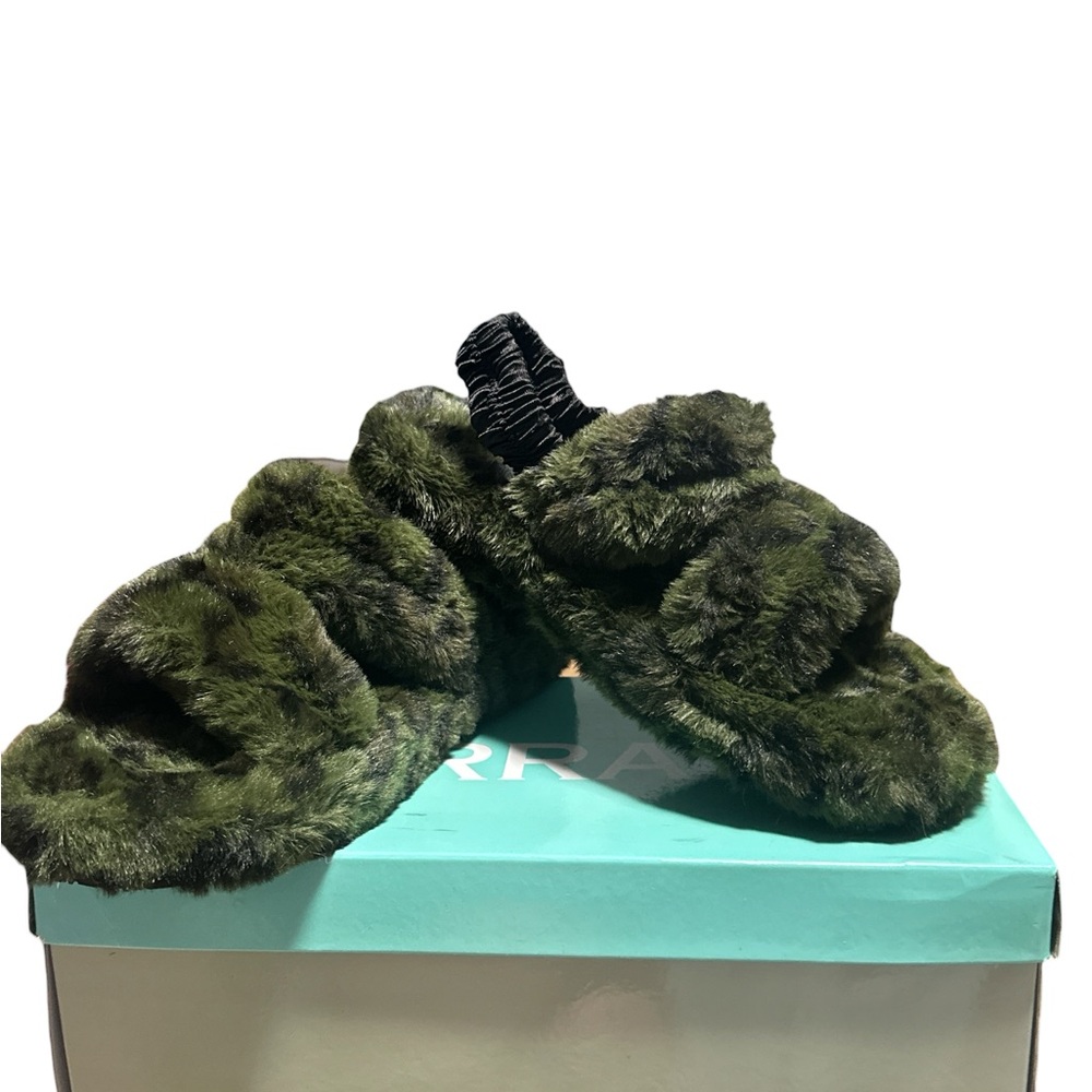 ARRAY Shayla Plush Faux Fur Slingback Slippers in Olive Green Size 8‎